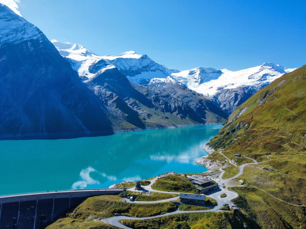 Staudamm_ben-michel-EVsdJexChTA-unsplash Staudamm in den Bergen bei blauem Himmel